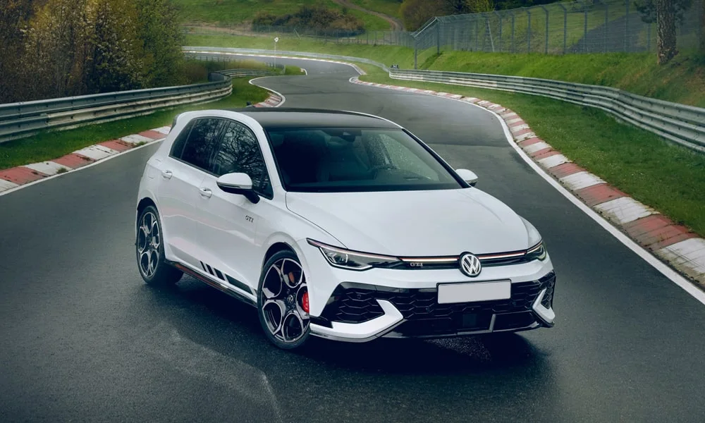 Фото Volkswagen Golf GTI (2024) — вид спереди, фото 3. Анфас: пропорции капота, посадка кузова и графика ходовых огней. Рисунок ходовых огней — подпись модели, по нему её узнают в потоке Volkswagen Golf GTI (2024) — вид спереди, фото 3