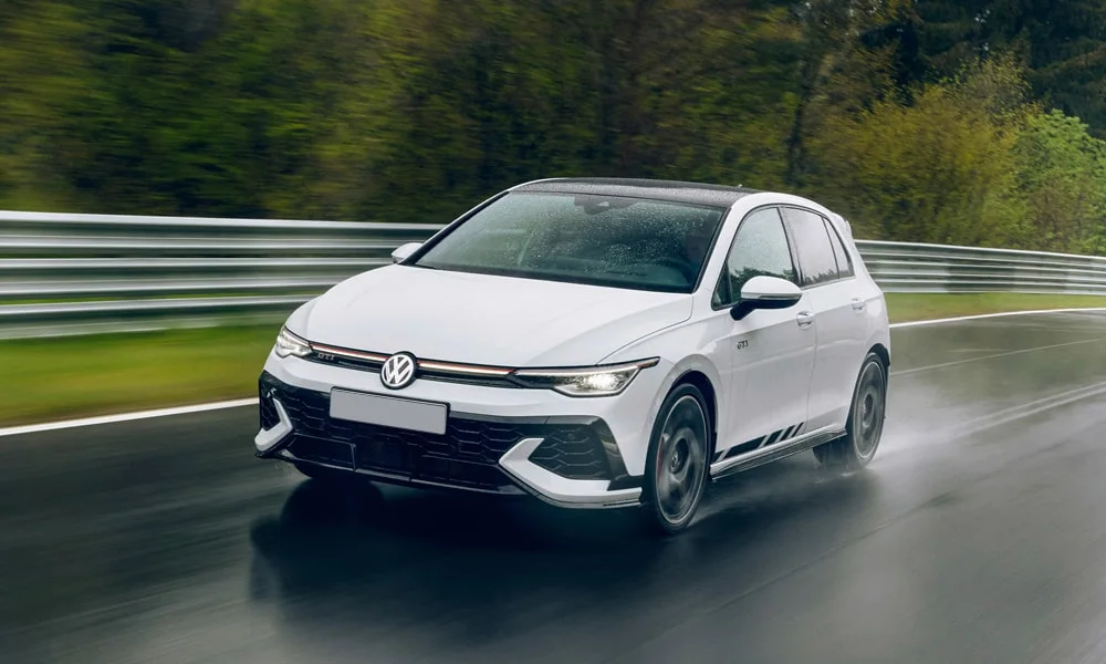 Фото Volkswagen Golf GTI (2024) — вид спереди, фото 7. Оптика, решётка и бампер — первое впечатление о модели. Дневные ходовые огни включаются автоматически с запуском Volkswagen Golf GTI (2024) — вид спереди, фото 7