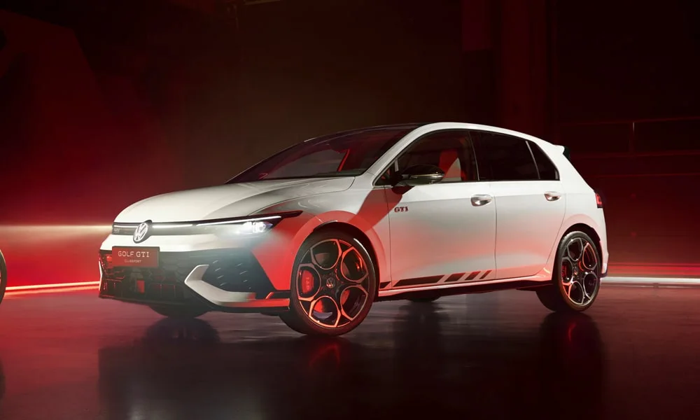 Фото Volkswagen Golf GTI (2024) — вид спереди, фото 8. Кузов в белом цвете: рисунок оптики и решётки задаёт узнаваемое «лицо» модели. Рисунок ходовых огней — подпись модели, по нему её узнают в потоке Volkswagen Golf GTI (2024) — вид спереди, фото 8