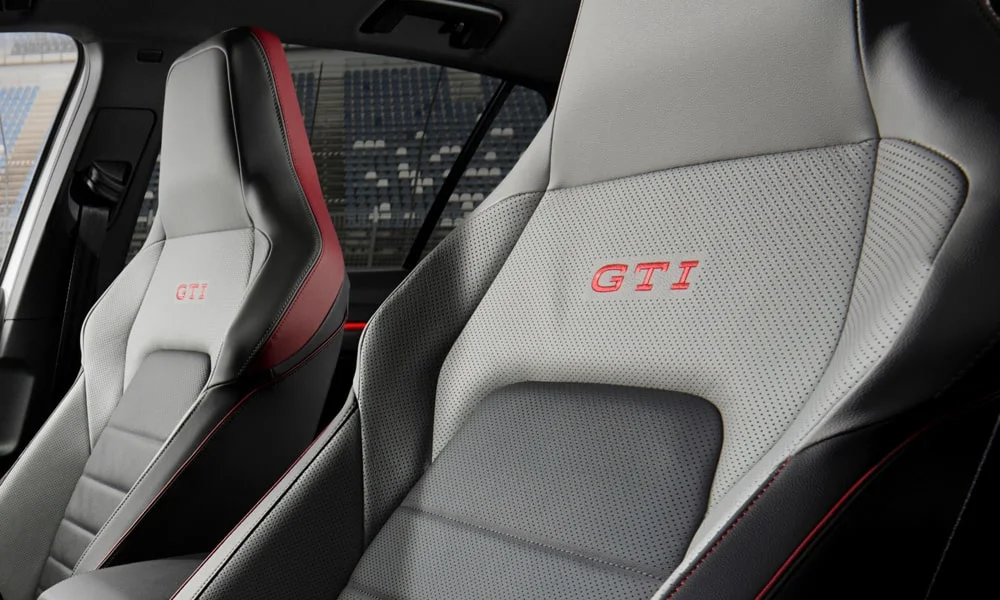 Фото Volkswagen Golf GTI (2024) — передние сиденья. Передние кресла в перфорированной коже. Регулировки с памятью возвращают кресло под водителя одним нажатием — у версий с электроприводом Volkswagen Golf GTI (2024) — передние сиденья