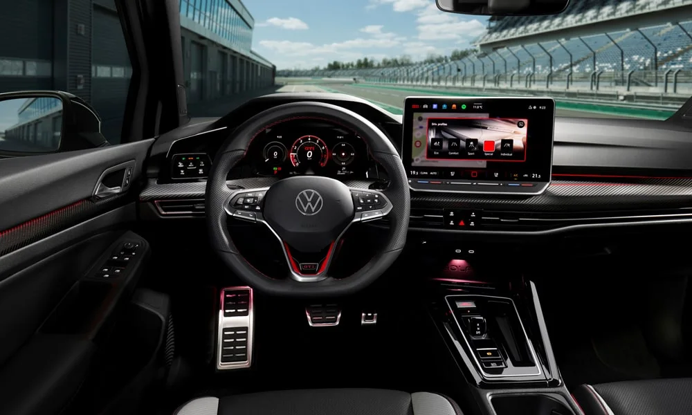 Фото Volkswagen Golf GTI (2024) — приборная панель. Экран приборов за рулём — вся ходовая информация перед глазами Volkswagen Golf GTI (2024) — приборная панель