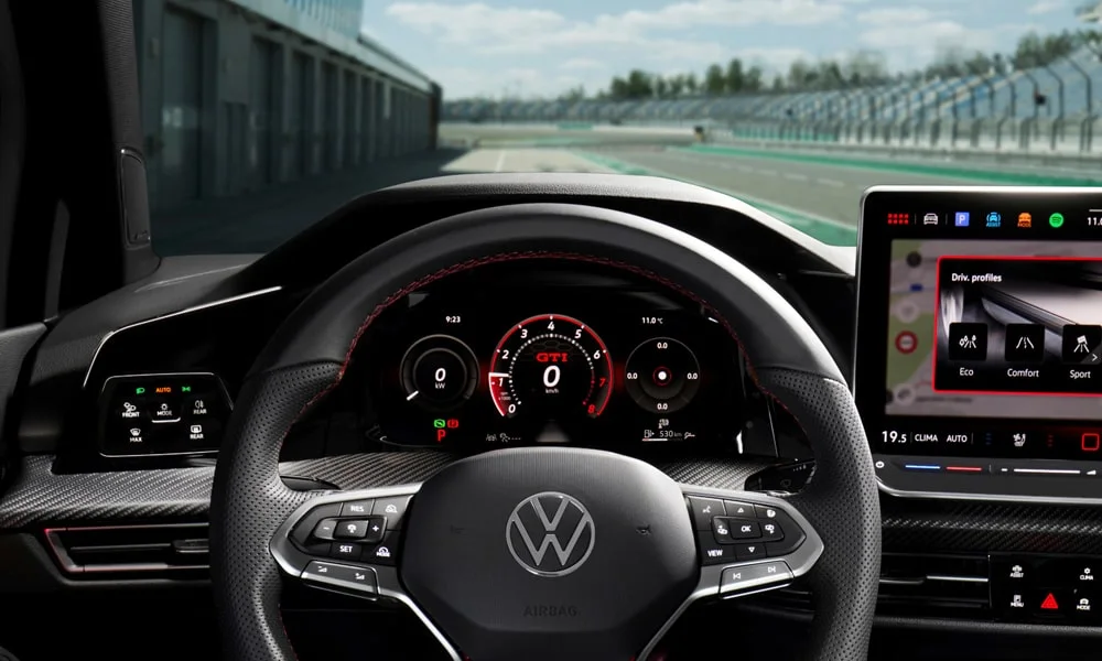 Фото Volkswagen Golf GTI (2024) — приборная панель, фото 2. Экран приборов за рулём — вся ходовая информация перед глазами. Запас хода и расход выводятся крупно — главные цифры ежедневных поездок Volkswagen Golf GTI (2024) — приборная панель, фото 2
