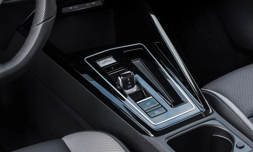 Фото Volkswagen Golf GTI (2024) — селектор коробки передач. Управление коробкой: компактный селектор освобождает место на тоннеле Volkswagen Golf GTI (2024) — селектор коробки передач