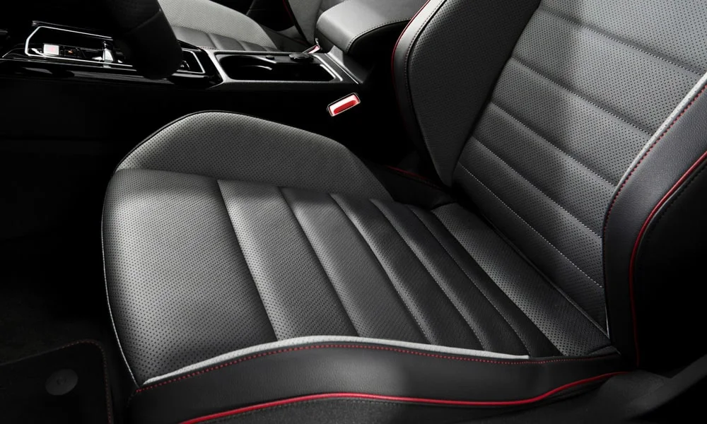 Фото Volkswagen Golf GTI (2024) — интерьер, фото 4. Общий план салона: архитектура панели, консоль и кресла. Светлая гамма зрительно расширяет салон, тёмная — практичнее в уходе Volkswagen Golf GTI (2024) — интерьер, фото 4