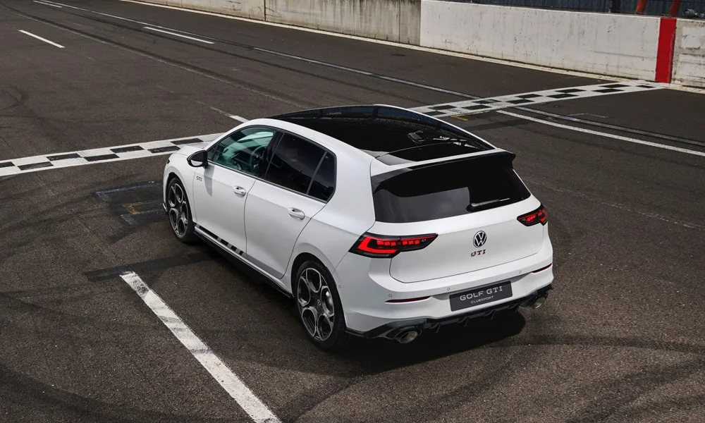 Volkswagen Golf GTI (2024) — вид сзади, фото 3