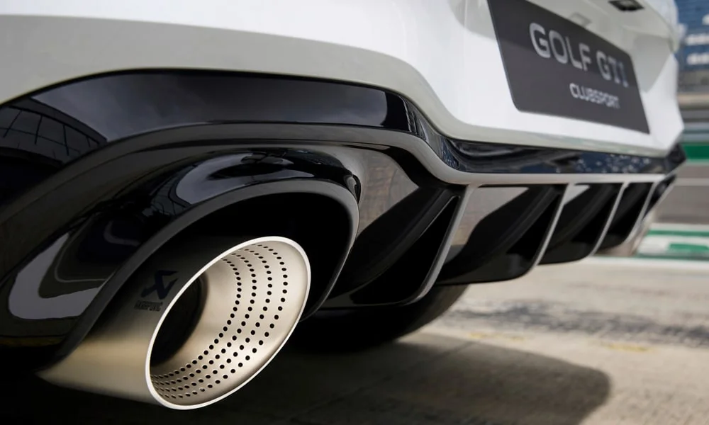 Фото Volkswagen Golf GTI (2024) — вид сзади, фото 4. Графика фонарей, бампер и оформление пятой двери. Насадки выхлопа или их имитация внизу бампера различают версии Volkswagen Golf GTI (2024) — вид сзади, фото 4