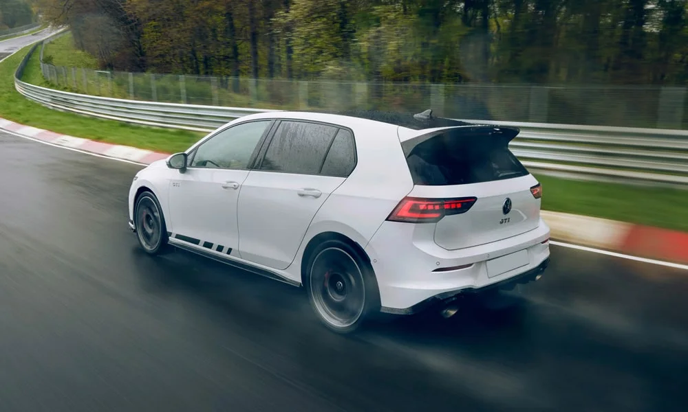 Фото Volkswagen Golf GTI (2024) — вид сзади, фото 6. Линия крыши, стойки и задняя дверь в белом исполнении Volkswagen Golf GTI (2024) — вид сзади, фото 6