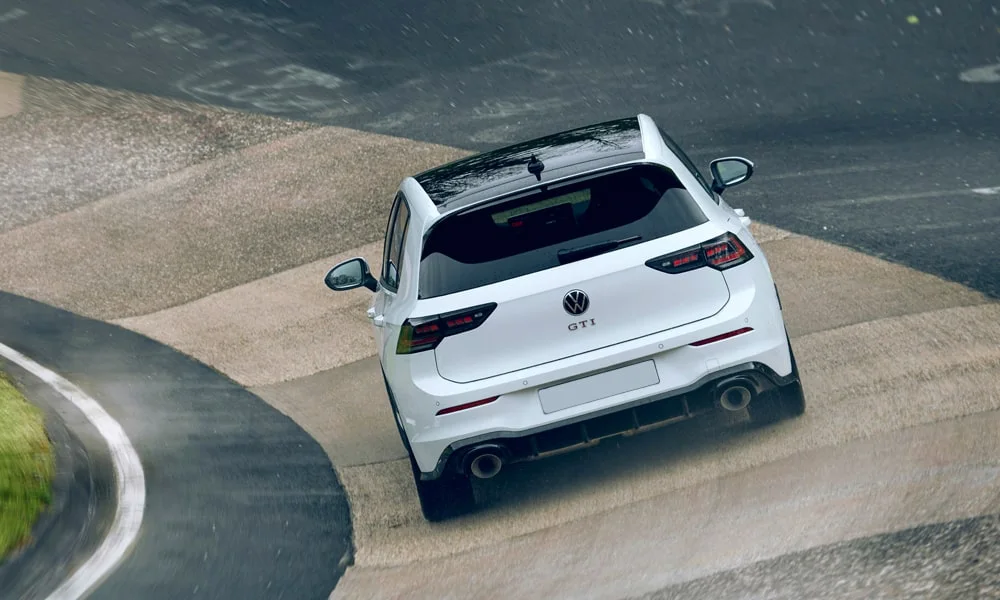 Фото Volkswagen Golf GTI (2024) — вид сзади, фото 9. Графика фонарей, бампер и оформление пятой двери. Светодиодная полоса или раздельные секции — задняя оптика стала главным украшением кормы Volkswagen Golf GTI (2024) — вид сзади, фото 9