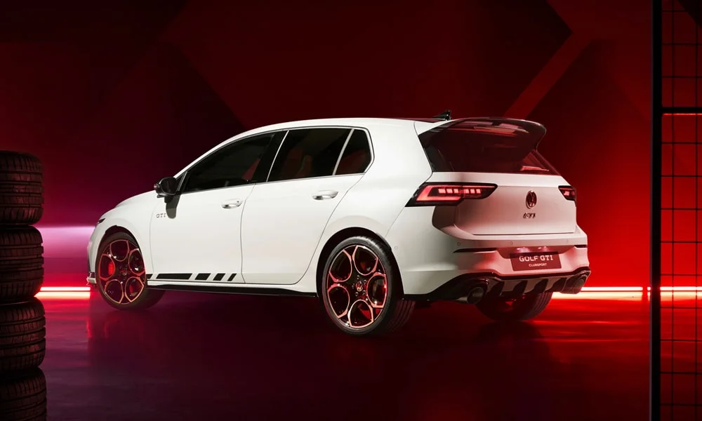 Фото Volkswagen Golf GTI (2024) — вид сзади, фото 10. Корма в белом цвете: графика фонарей и пластика пятой двери. Светодиодная полоса или раздельные секции — задняя оптика стала главным украшением кормы Volkswagen Golf GTI (2024) — вид сзади, фото 10