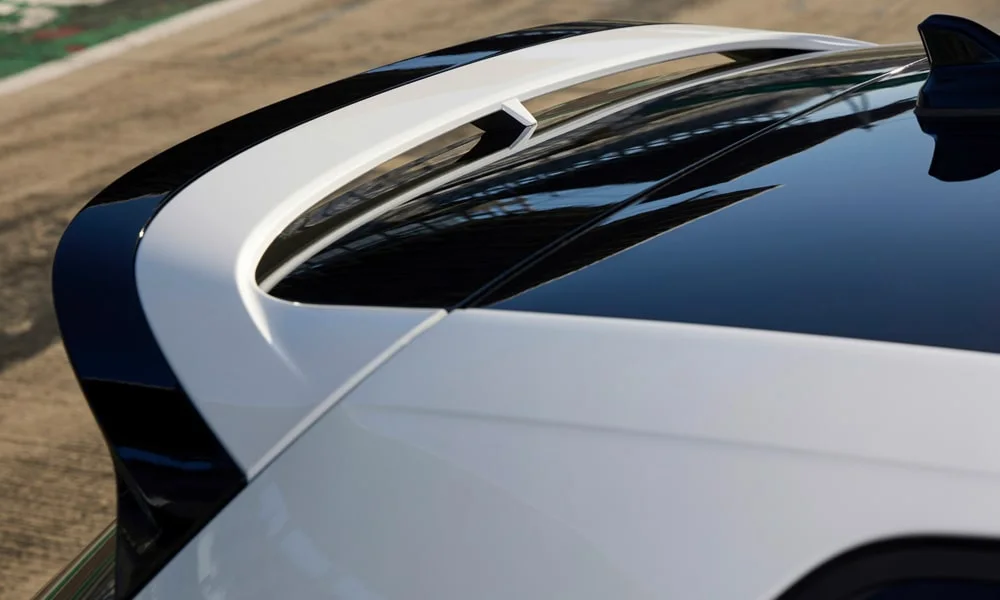 Фото Volkswagen Golf GTI (2024) — крыша. Линия крыши и панорамное остекление с высоты. Панорамное стекло зрительно увеличивает салон; шторка спасает в жару Volkswagen Golf GTI (2024) — крыша