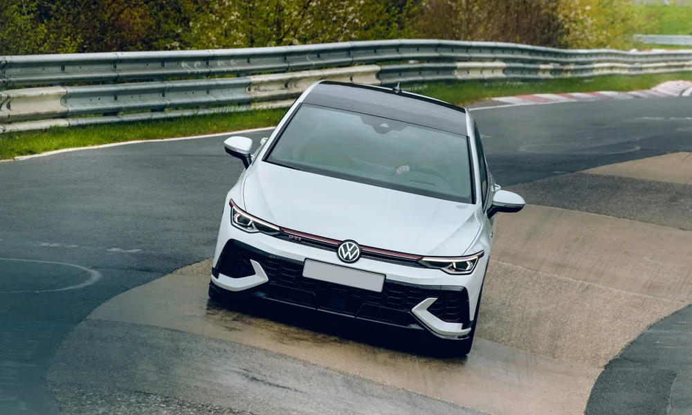 Фото Volkswagen Golf GTI (2024) — крыша, фото 2. Линия крыши и панорамное остекление с высоты. Панорамное стекло зрительно увеличивает салон; шторка спасает в жару Volkswagen Golf GTI (2024) — крыша, фото 2