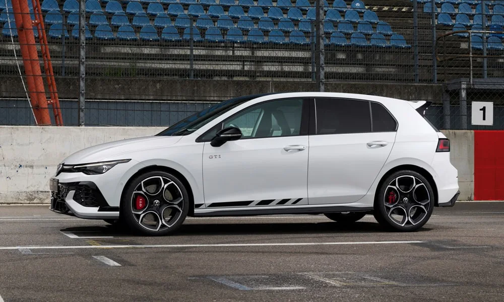 Volkswagen Golf GTI (2024) — вид сбоку, фото 2