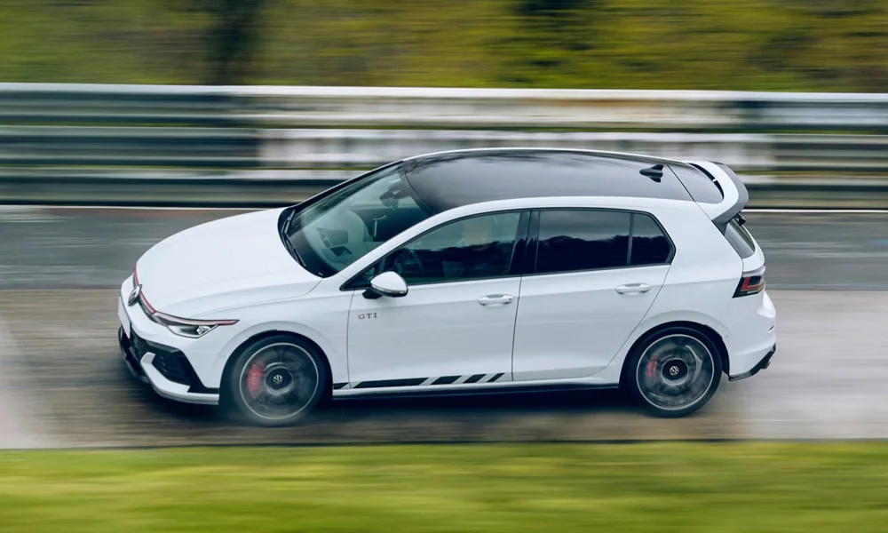 Фото Volkswagen Golf GTI (2024) — вид сбоку, фото 4. Профиль в белом цвете: соотношение колёсной базы и свесов Volkswagen Golf GTI (2024) — вид сбоку, фото 4