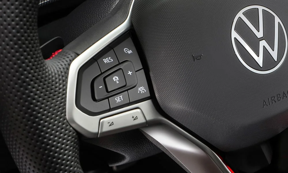 Фото Volkswagen Golf GTI (2024) — руль. Обшивка обода и компоновка спиц крупным планом. Обогрев обода — опция, которую оценят зимой Volkswagen Golf GTI (2024) — руль