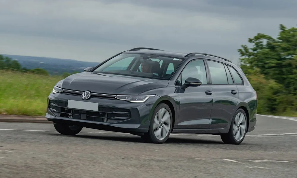 Фото Volkswagen Golf Variant (2024) — вид спереди, фото 5. Анфас: пропорции капота, посадка кузова и графика ходовых огней. Рисунок ходовых огней — подпись модели, по нему её узнают в потоке Volkswagen Golf Variant (2024) — вид спереди, фото 5