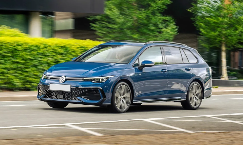 Фото Volkswagen Golf Variant (2024) — вид спереди, фото 7. Анфас: пропорции капота, посадка кузова и графика ходовых огней Volkswagen Golf Variant (2024) — вид спереди, фото 7