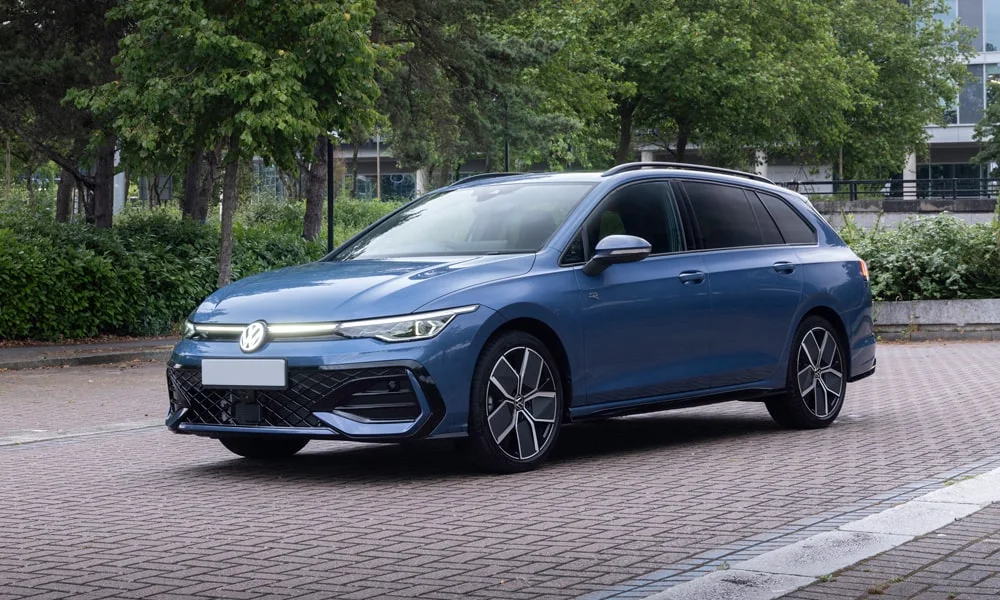 Фото Volkswagen Golf Variant (2024) — вид спереди, фото 8. Оптика, решётка и бампер — первое впечатление о модели. Рисунок ходовых огней — подпись модели, по нему её узнают в потоке Volkswagen Golf Variant (2024) — вид спереди, фото 8