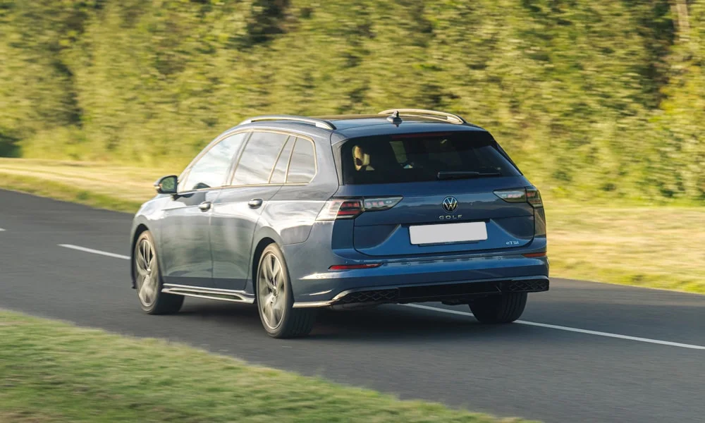 Фото Volkswagen Golf Variant (2024) — вид сзади, фото 5. Графика фонарей, бампер и оформление пятой двери. Насадки выхлопа или их имитация внизу бампера различают версии Volkswagen Golf Variant (2024) — вид сзади, фото 5