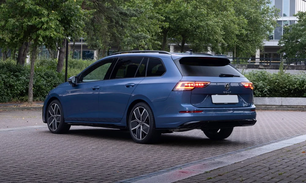 Фото Volkswagen Golf Variant (2024) — вид сзади, фото 6. Линия крыши, стойки и задняя дверь в синем исполнении. Насадки выхлопа или их имитация внизу бампера различают версии Volkswagen Golf Variant (2024) — вид сзади, фото 6