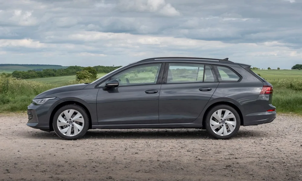 Volkswagen Golf Variant (2024) — вид сбоку