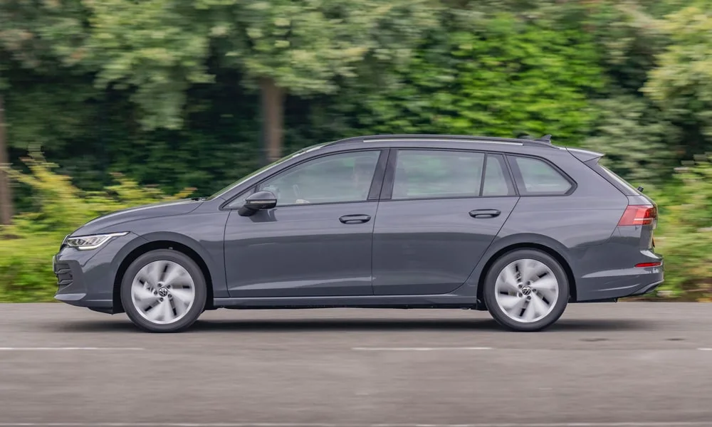 Фото Volkswagen Golf Variant (2024) — вид сбоку, фото 3. Сбоку читаются линия остекления и характер выштамповок на сером кузове Volkswagen Golf Variant (2024) — вид сбоку, фото 3