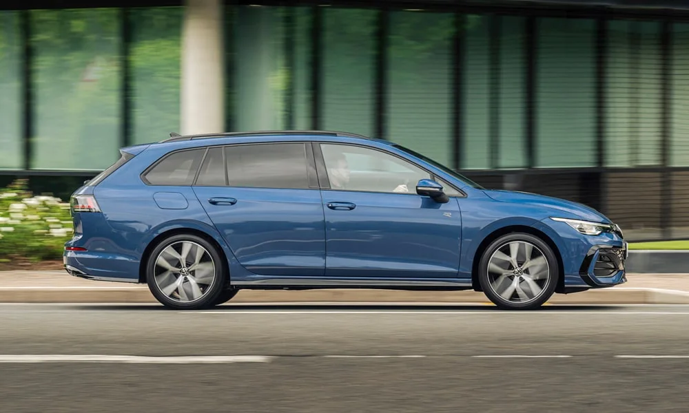 Фото Volkswagen Golf Variant (2024) — вид сбоку, фото 5. Профиль в синем цвете: соотношение колёсной базы и свесов. Длинная база — простор второго ряда; короткие свесы упрощают парковку Volkswagen Golf Variant (2024) — вид сбоку, фото 5