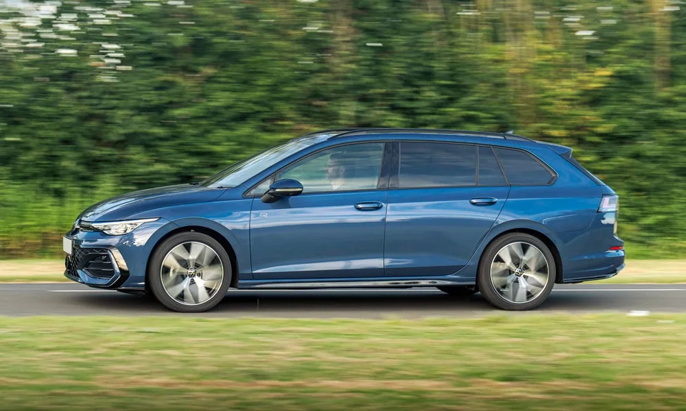 Фото Volkswagen Golf Variant (2024) — вид сбоку, фото 6. Профиль в синем цвете: соотношение колёсной базы и свесов. Длинная база — простор второго ряда; короткие свесы упрощают парковку Volkswagen Golf Variant (2024) — вид сбоку, фото 6