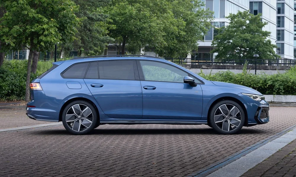 Фото Volkswagen Golf Variant (2024) — вид сбоку, фото 8. Синий кузов в профиль — пропорции, высота посадки и дизайн дисков. Хромированные или чёрные молдинги окон отличают комплектации Volkswagen Golf Variant (2024) — вид сбоку, фото 8