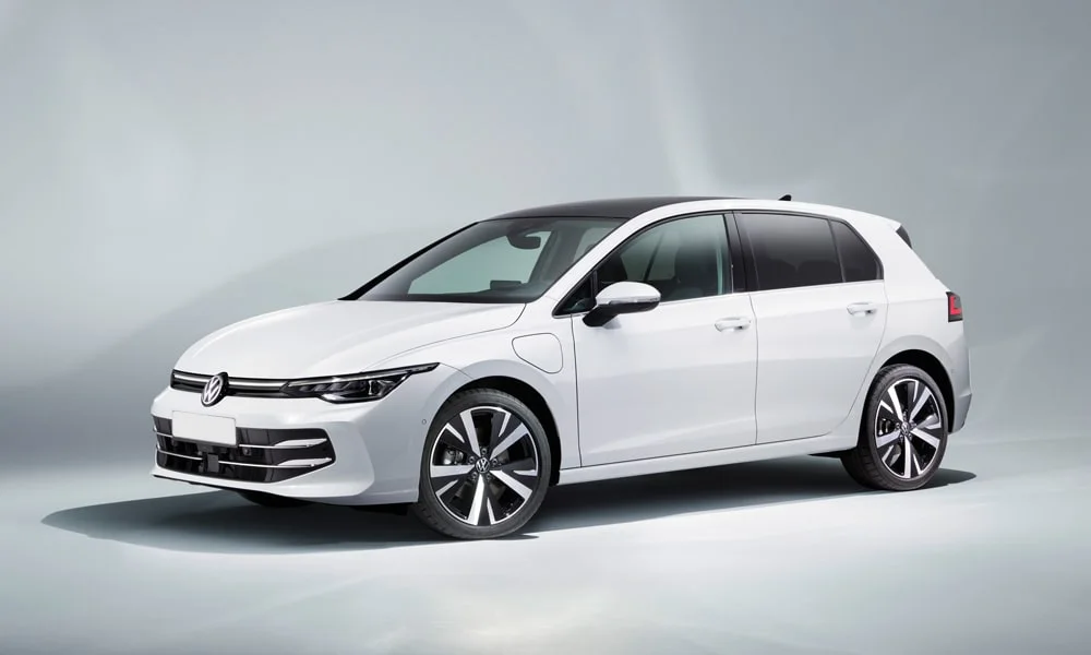 Volkswagen Golf (2024) — вид спереди, фото 2