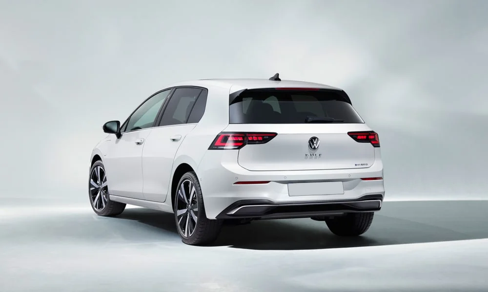Volkswagen Golf (2024) — вид сзади, фото 2