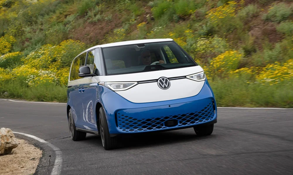 Volkswagen ID Buzz (2024) — вид спереди, фото 4