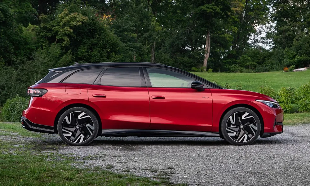 Volkswagen ID 7 Tourer (2024) — вид сбоку, фото 2