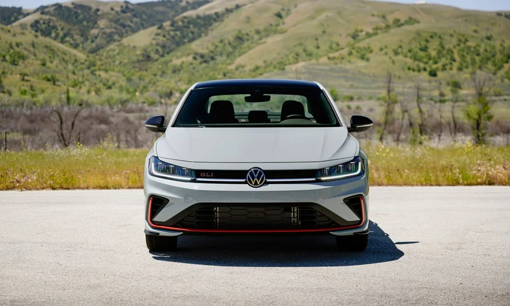Volkswagen Jetta (2024) — вид спереди, фото 3