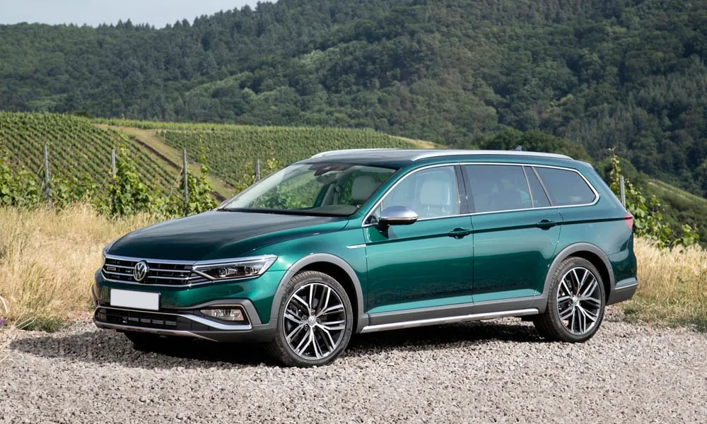 Volkswagen Passat Alltrack — вид спереди, фото 3