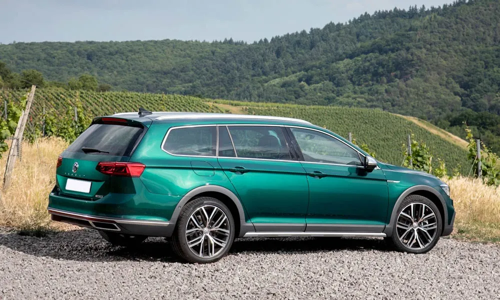Volkswagen Passat Alltrack — вид сзади, фото 3