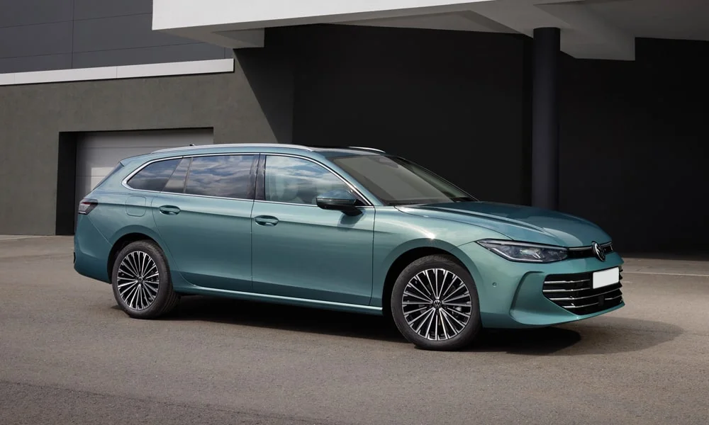 Volkswagen Passat Variant (2024) — вид спереди, фото 3