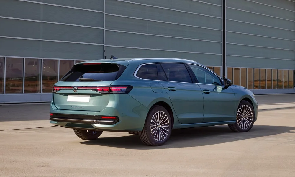 Volkswagen Passat Variant (2024) — вид сзади, фото 2