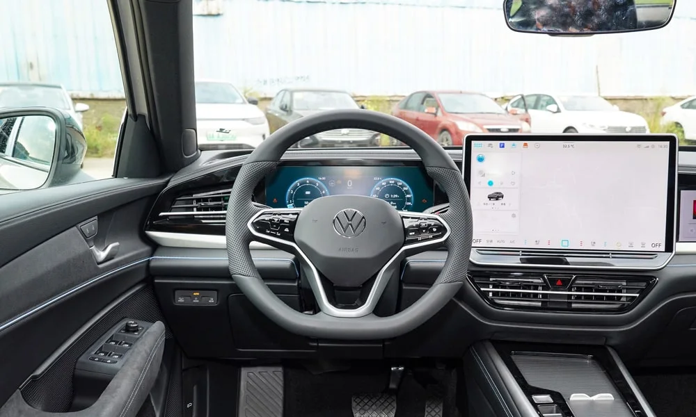 Фото Volkswagen Passat (2024) — передняя панель. Компоновка экранов, дефлекторов и консоли. Минимум физических кнопок — ставка на экранное управление Volkswagen Passat (2024) — передняя панель