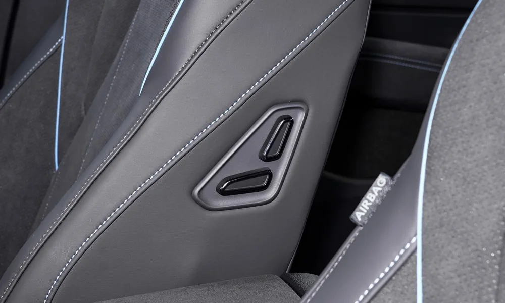 Фото Volkswagen Passat (2024) — дверная карта. Внутренняя панель двери: сочетание материалов и компоновка управления в тёмно-синей гамме. Мягкая вставка в зоне локтя — то, что чувствуешь каждый день Volkswagen Passat (2024) — дверная карта
