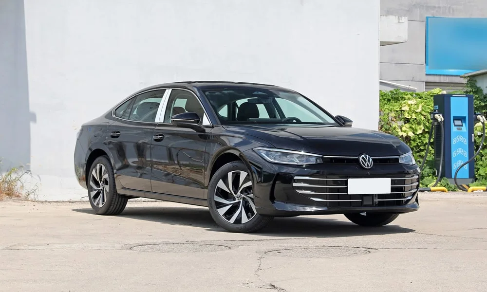 Фото Volkswagen Passat (2024) — вид спереди, фото 5. Передок в чёрном исполнении — крупная светотехника и выразительный бампер. Дневные ходовые огни включаются автоматически с запуском Volkswagen Passat (2024) — вид спереди, фото 5