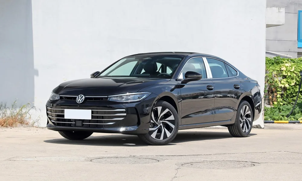 Фото Volkswagen Passat (2024) — вид спереди, фото 6. Передок в чёрном исполнении — крупная светотехника и выразительный бампер. Дневные ходовые огни включаются автоматически с запуском Volkswagen Passat (2024) — вид спереди, фото 6