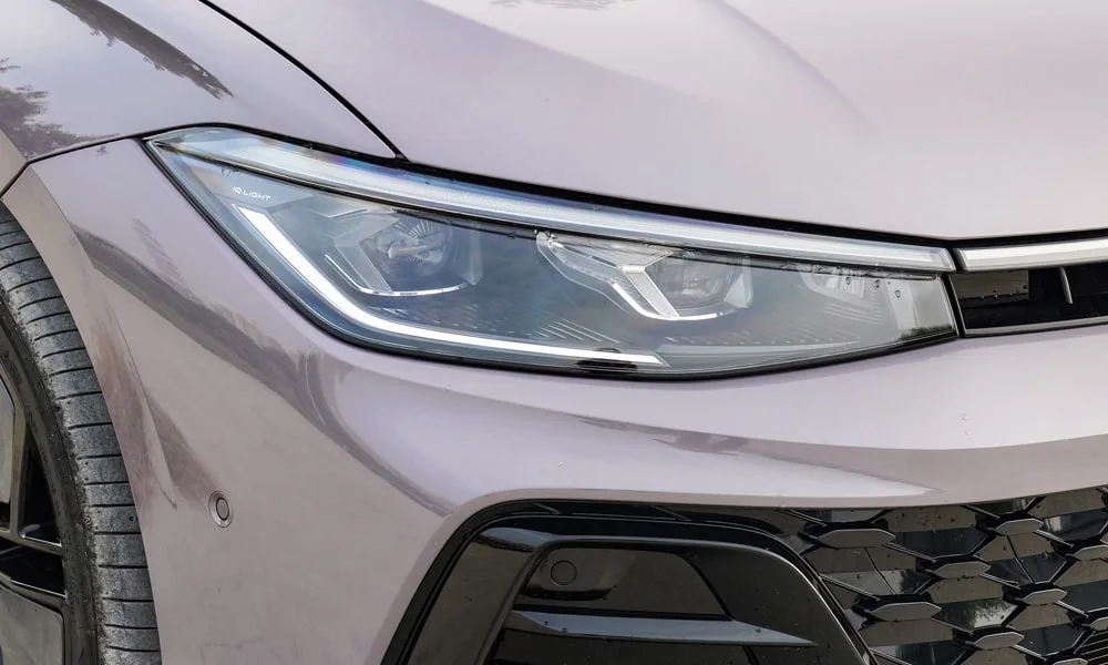 Фото Volkswagen Passat (2024) — передняя оптика. Фара вблизи — самый детализированный элемент экстерьера. Автоматический дальний свет сам переключается при встречном разъезде — есть у ряда версий Volkswagen Passat (2024) — передняя оптика