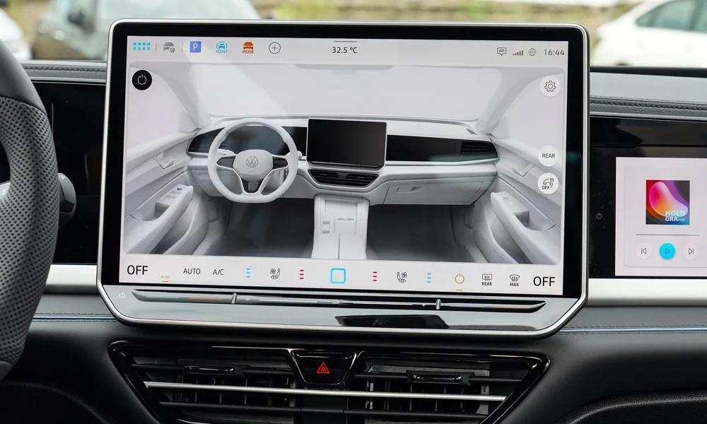 Фото Volkswagen Passat (2024) — экран мультимедиа, фото 2. Интерфейс медиасистемы крупным планом Volkswagen Passat (2024) — экран мультимедиа, фото 2