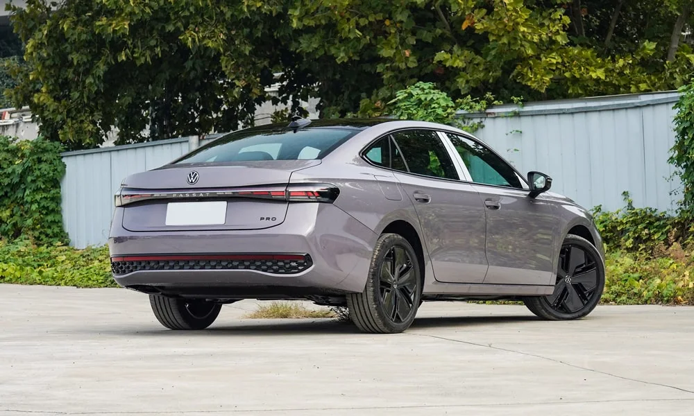 Фото Volkswagen Passat (2024) — вид сзади, фото 3. Графика фонарей, бампер и оформление пятой двери. Светодиодная полоса или раздельные секции — задняя оптика стала главным украшением кормы Volkswagen Passat (2024) — вид сзади, фото 3