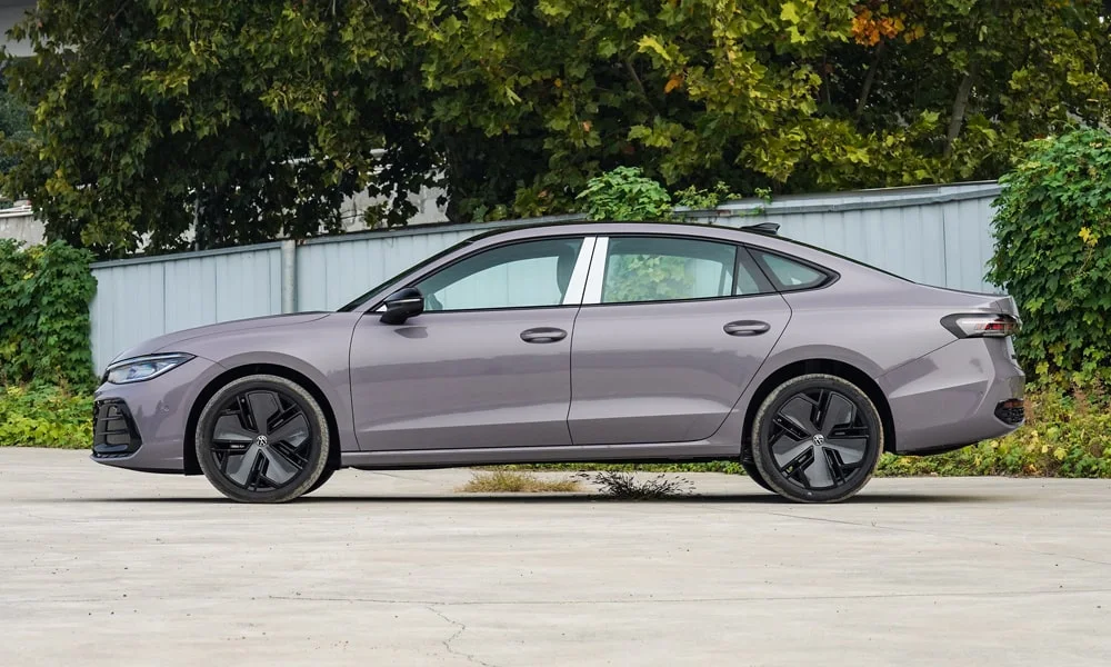 Volkswagen Passat (2024) — вид сбоку