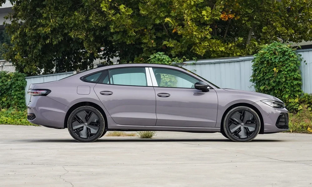 Volkswagen Passat (2024) — вид сбоку, фото 2