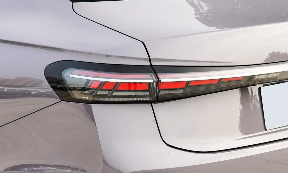 Фото Volkswagen Passat (2024) — задние фонари. Графика секций крупным планом — ночная подпись модели. Динамические поворотники с бегущей индикацией встречаются в старших комплектациях Volkswagen Passat (2024) — задние фонари