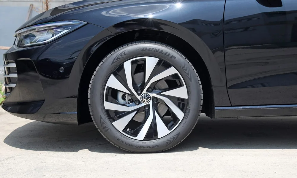 Фото Volkswagen Passat (2024) — колесо и диск. Пятилучевой диск — классика, лёгкая в мойке и визуально стройная. При подборе зимнего комплекта сохраняйте наружный диаметр колеса Volkswagen Passat (2024) — колесо и диск