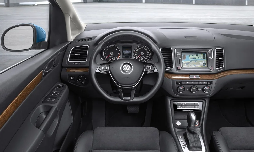 Фото Volkswagen Sharan — передняя панель. Компоновка экранов, дефлекторов и консоли. Мягкие материалы верхнего яруса и вставки задают уровень интерьера Volkswagen Sharan — передняя панель