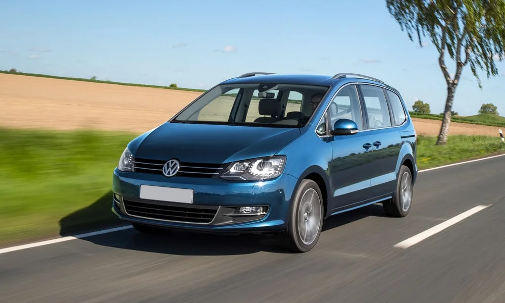 Фото Volkswagen Sharan — вид спереди, фото 3. Передок в синем исполнении — крупная светотехника и выразительный бампер. Рисунок ходовых огней — подпись модели, по нему её узнают в потоке Volkswagen Sharan — вид спереди, фото 3